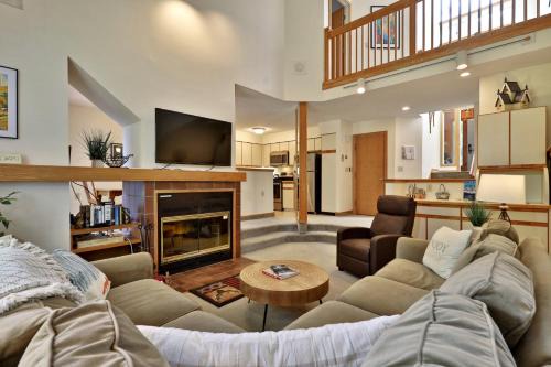 Killington House | Woods Resort and Spa A7 - Cozy 2-Bedroom Condo with Skiing, Tennis, Spa, Hot Tub and Pool Access