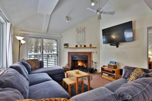 Killington House | Woods Resort and Spa - Cozy 2-Bedroom Condo Minutes to Ski Resort - Spa, Pool, Hot Tub, Tennis, Fireplace