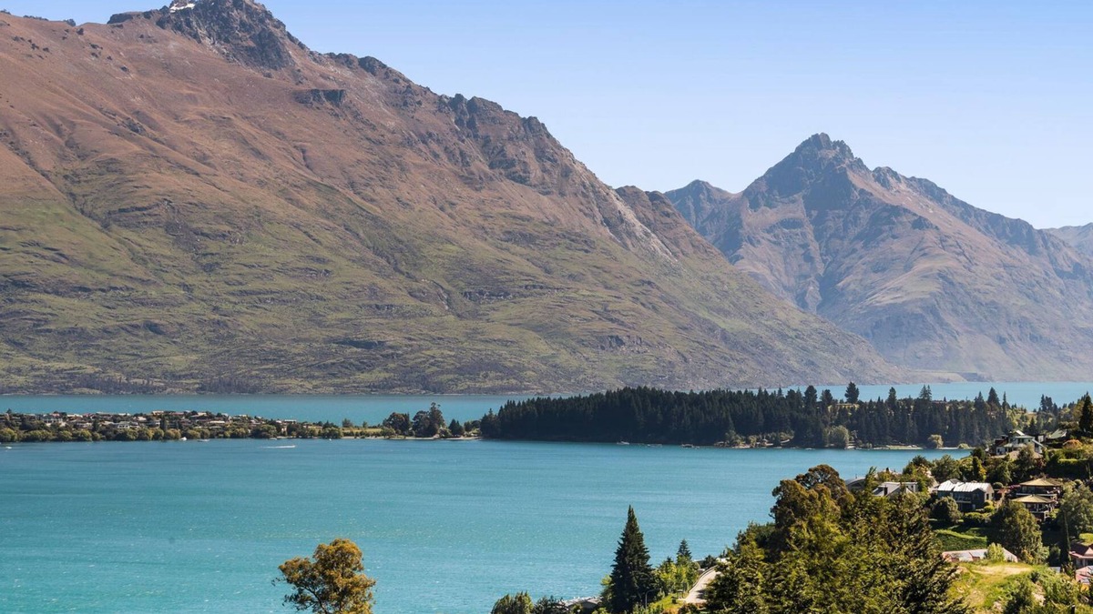 Frankton Villa | Woods Villa Weka | Lake and Mountain Views