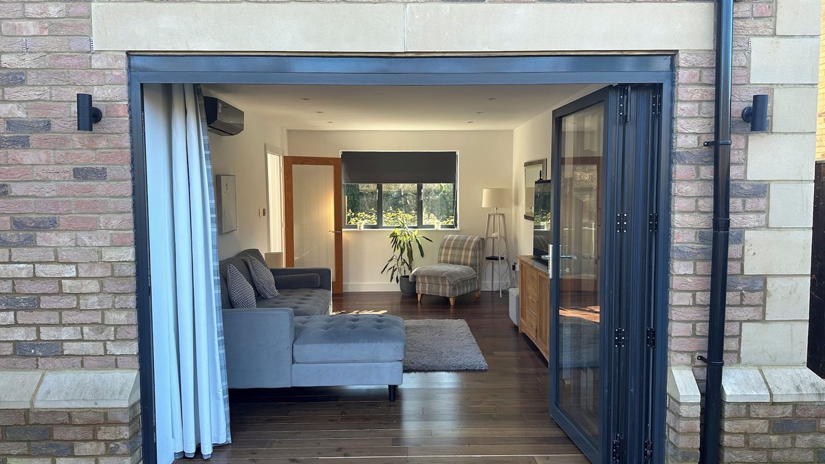 Charlton-on-Otmoor Cottage | WOODSIDE HOUSE, character holiday cottage, with a garden in Wheatley