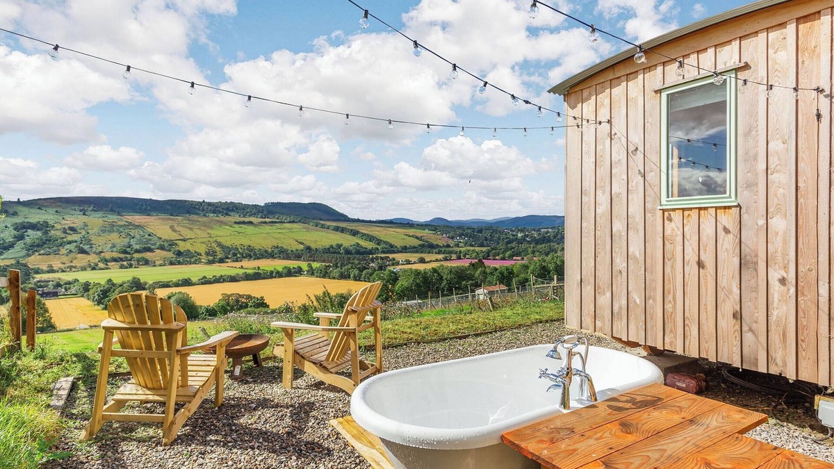 Heights of Achterneed Cottage | Woodside Hut 1 - UK36105