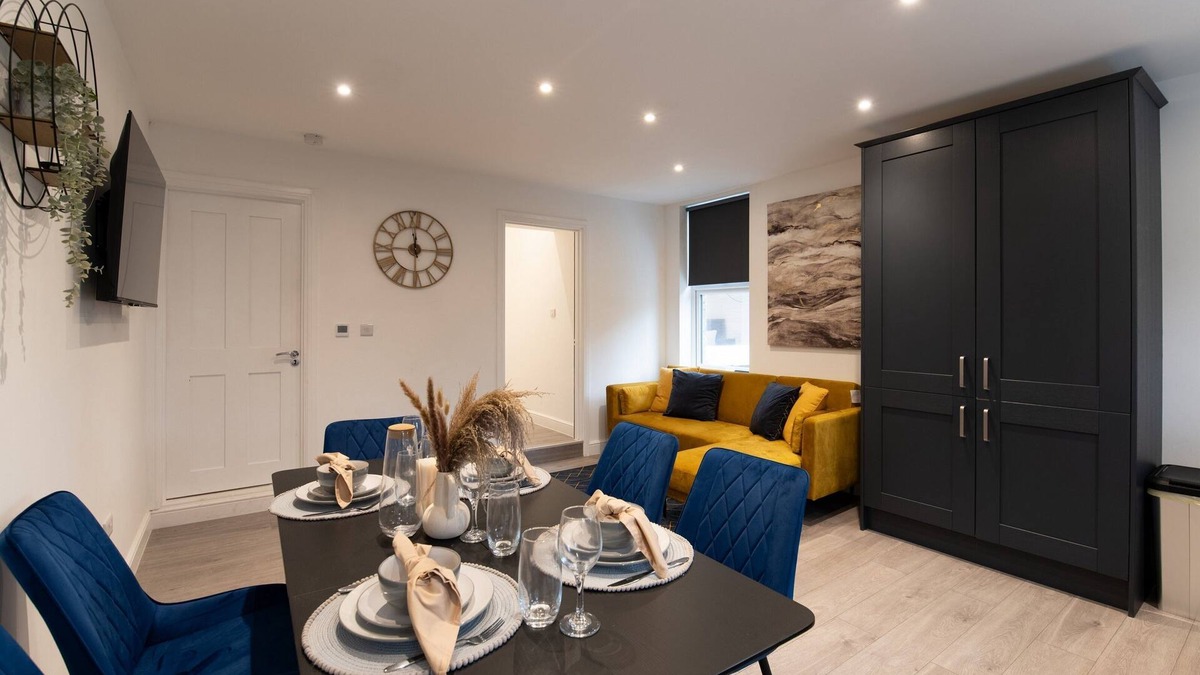 North Finchley Apartment | Woodside Pk Rd 13-A Woodside Park 3 Bedroom and 1 Bathroom Apt. A with Parking