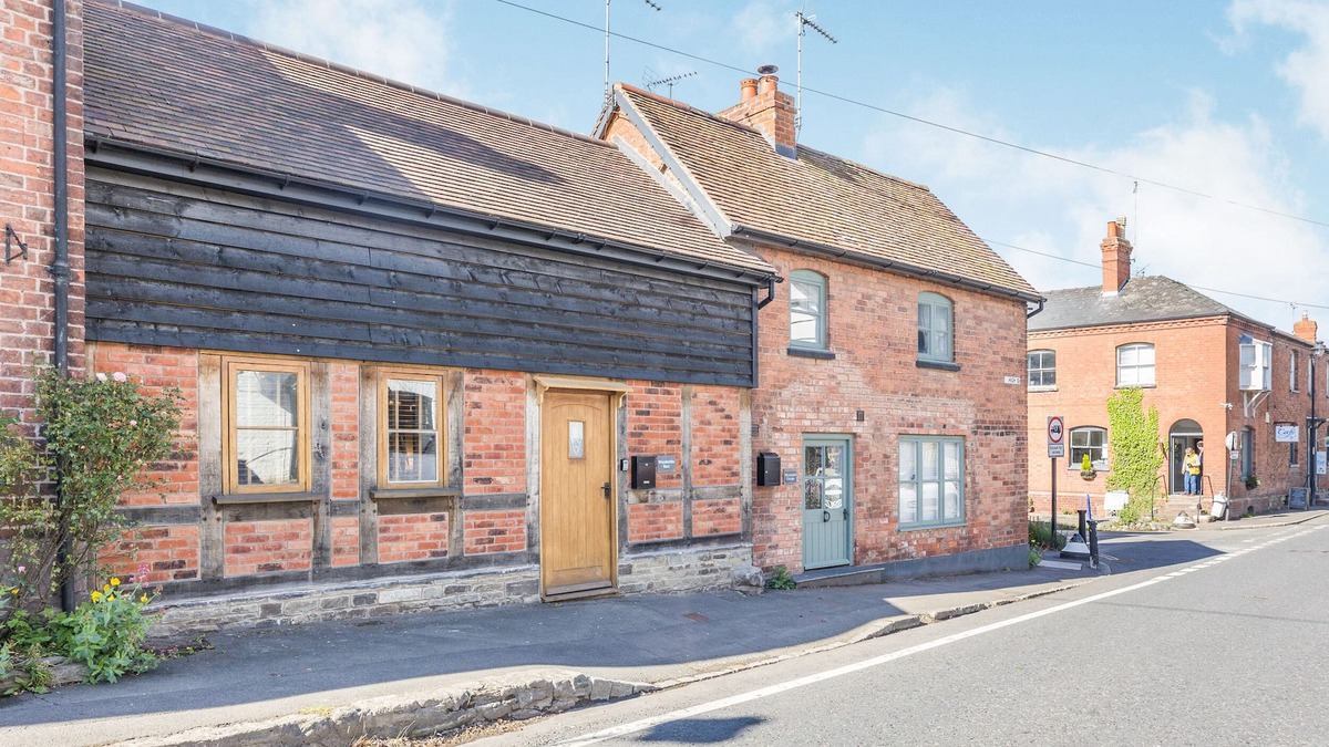 Pembridge Cottage | WOODSMITH BARN, romantic, character holiday cottage in Eardisland