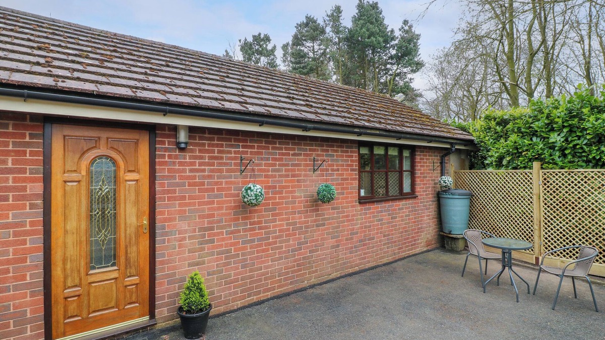 Cannock Cottage | WOODSTOCK LODGE, pet friendly, with a garden in Hednesford