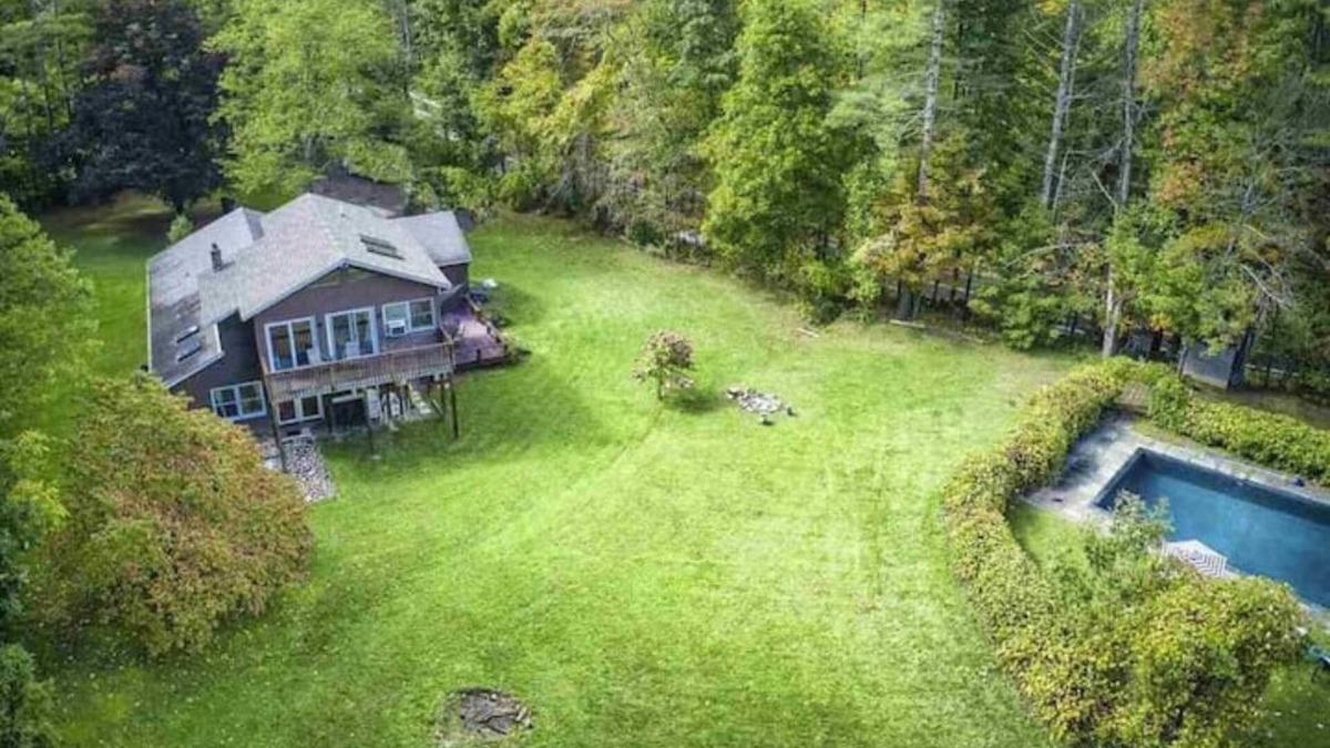 Willow House | WOODSTOCK SKII Rental, Huge Backyard, WiFi, TV (discounts available longer stay)