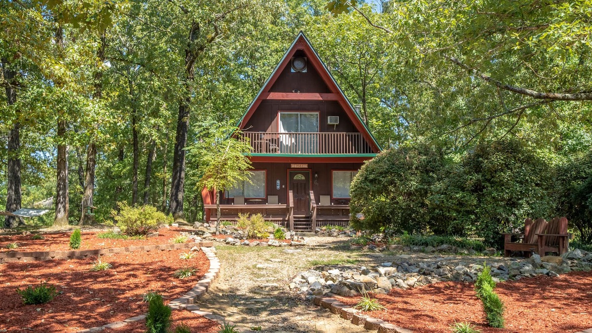 Jones Mills House | Woodsy cabin perfect for a couple or a group!