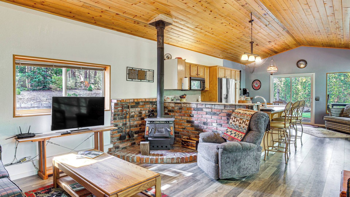 Crescent Cabin | Woodsy Cabin Retreat ~ 4 Mi to Crescent Lake!