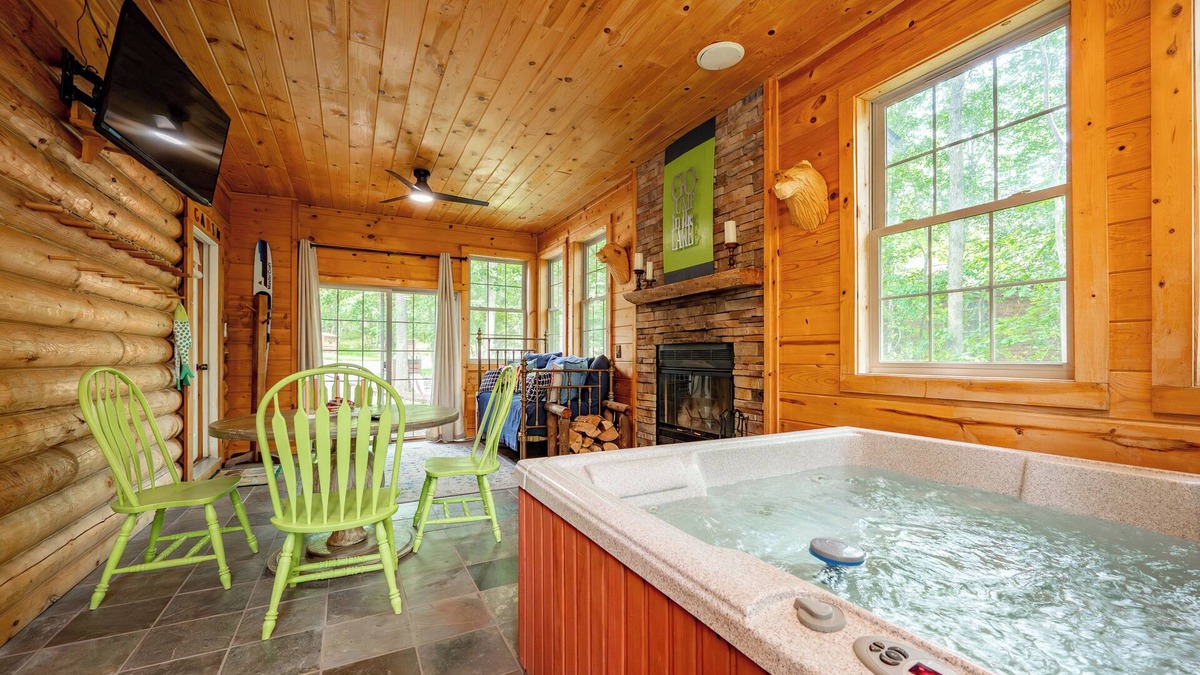 Thayerville Cabin | Woodsy Dog Friendly Lodge w/Game Room & Grill