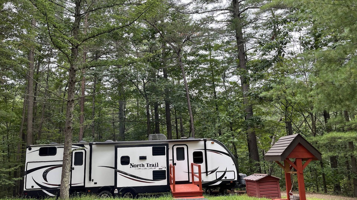 Petersburg House | Woodsy private RV for your Happy Valley getaway.