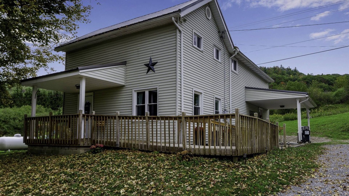 Black Creek House | Woodsy Retreat in a Quiet Corner of Cuba, with jacuzzi and a theater room