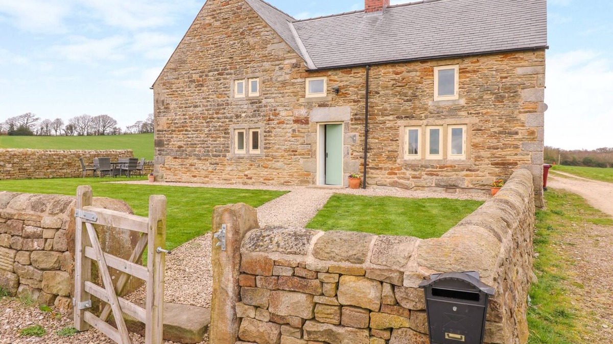 Tupton Cottage | WOODTHORPE CRUCK COTTAGE, family friendly, with hot tub in Clay Cross