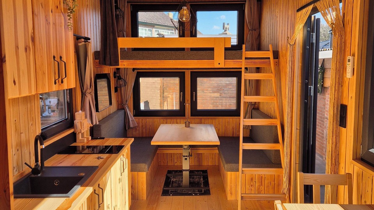 Wijk aan Zee Ski Chalet | Woody tinyhouse