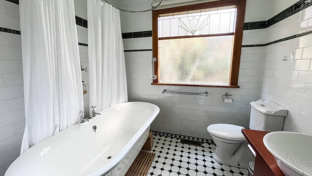 Olinda Bed & Breakfast | Woolrich Cottage - 2 Bedroom Cottage in Gorgeous Gardens