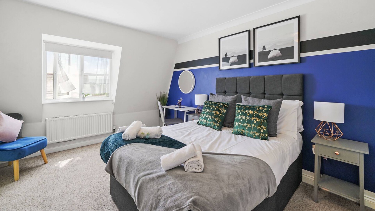 Cambourne Condo | Woolthwaite- Beautiful 4 bedroom house and parking