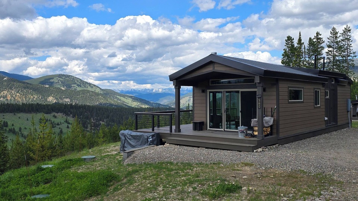 Gallatin Gateway Cabin | Wooly Bear Cabin, Mountain Haven in Big Sky