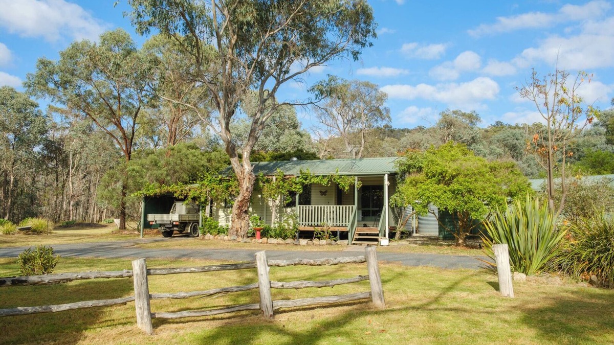 Beechworth Cottage | Woongarra Cottage - Tranquil Off-Grid Nature Escape in a Bush Setting