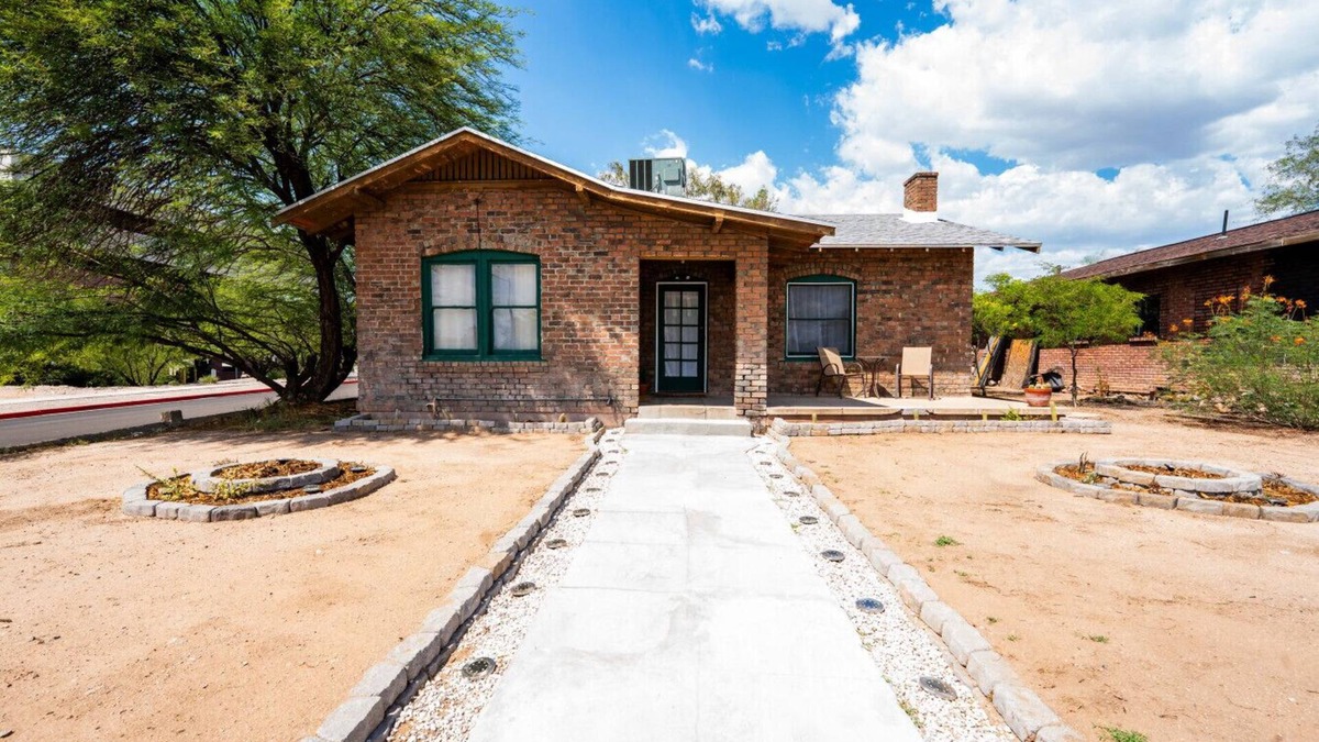 Rincon Heights Apartment | Work Desk Fire Pit Pool | Steps to UofA