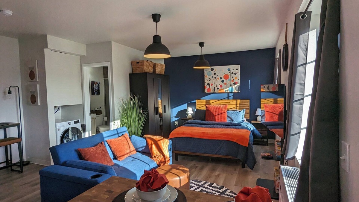 New Center Detroit Apartment | Work/Play Base: Park Free, 10mins DTWN, Fast WiFi