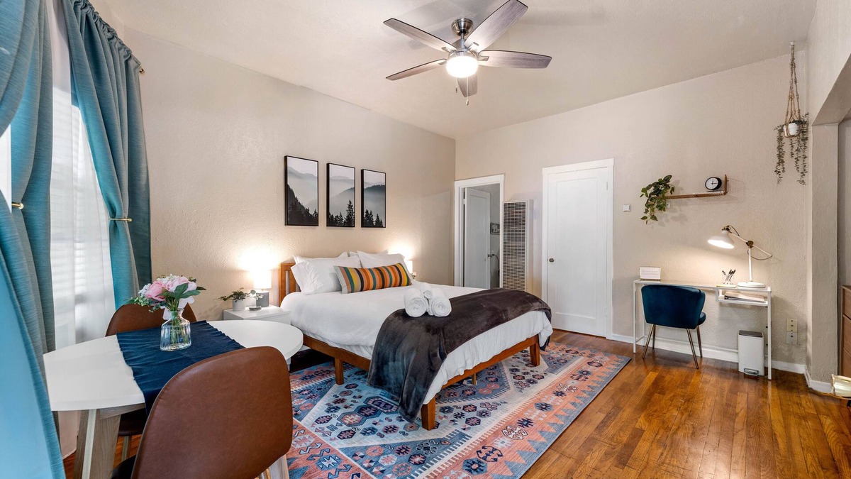 Midtown Sacramento Apartment | Work Play Stay - Downtown Sacramento Convention & Golden1 Center - Large Studio