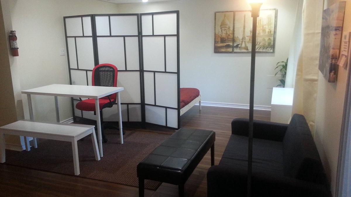 Ottawa Division House | Work-Play Suite Near The Ottawa Airport & LRT