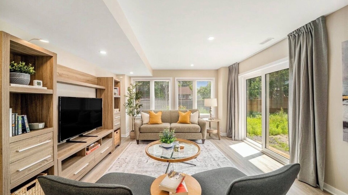 Ottawa Division House | Work & Relax | Fast WiFi | 1BR+Office | Private Fenced Yard | 30+ Nights