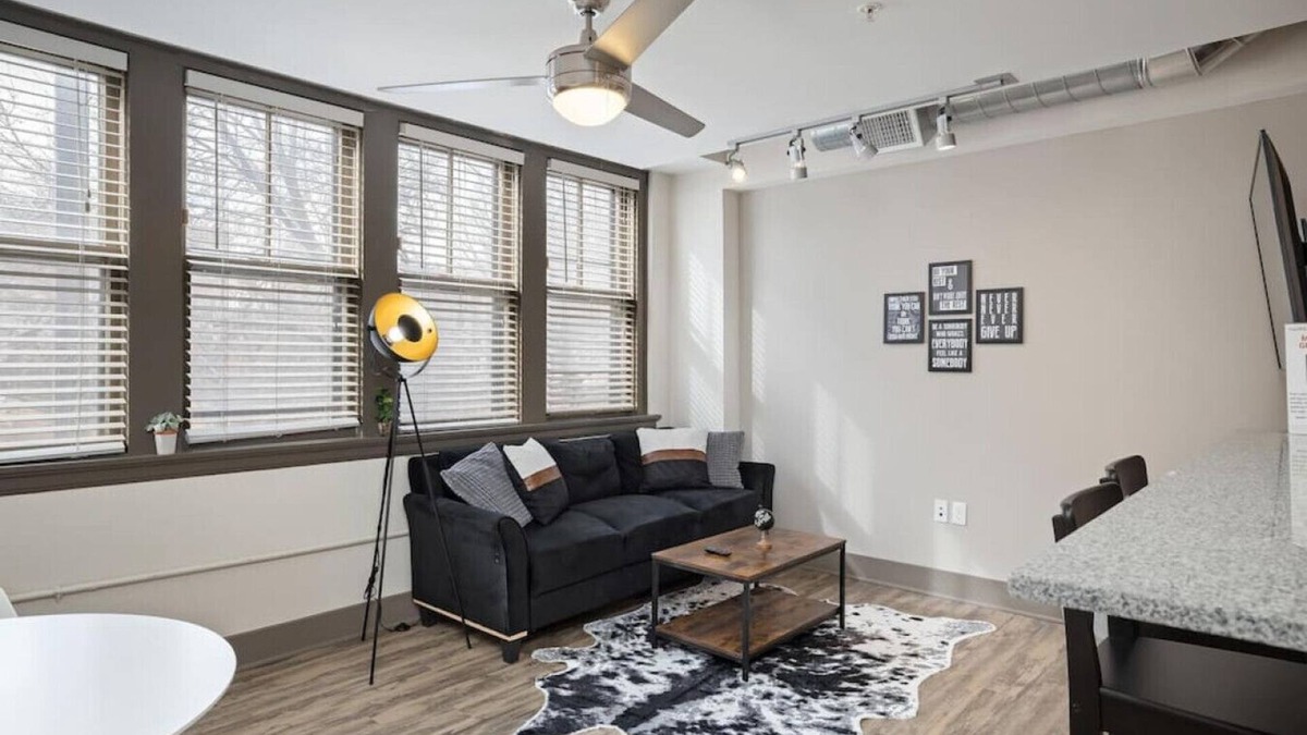 Hanover Place Apartment | ✔ Work Remote! King Bed Midtown KC ✔