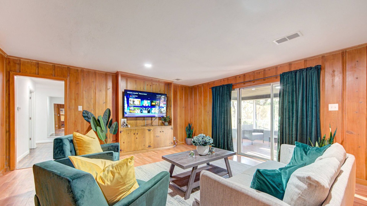 Beaumont House | Workers Haven - Pet Friendly- Patio- Fiber Wi-fi