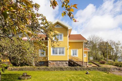 Save Apartment | Workers Home Near Volvo with 8 Beds