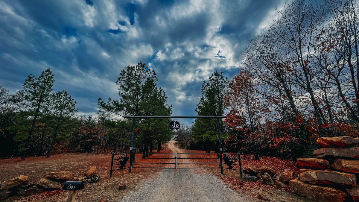 Hughes County Cabin | Working Ranch on 320 acres. Deer, Trails, Buffalo, Ponds, Rams, Views, Can-Ams!!