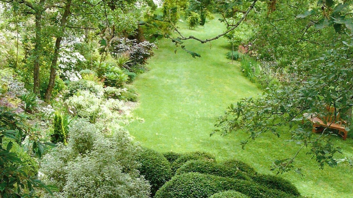 Coursegoules Apartment | World famous garden offers luxury suite in "Colonial" style.
