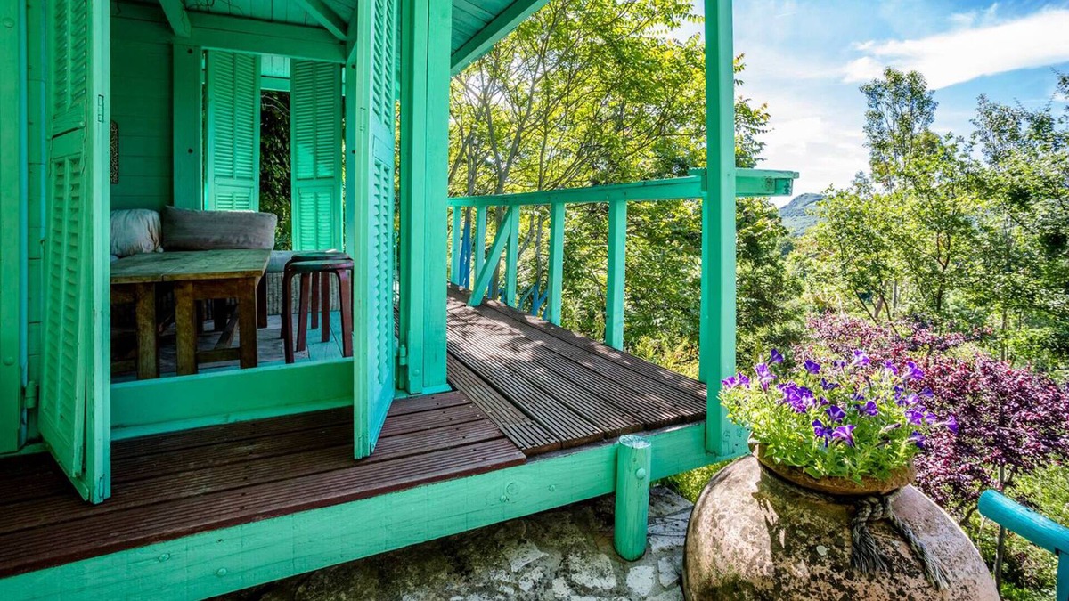 Coursegoules Apartment | World famous garden offers luxury suite in designer style.