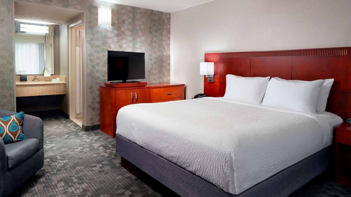 Home Park Hotel | World of Coca-Cola Tour! Seasonal Outdoor Pool, Pet-friendly Property!
