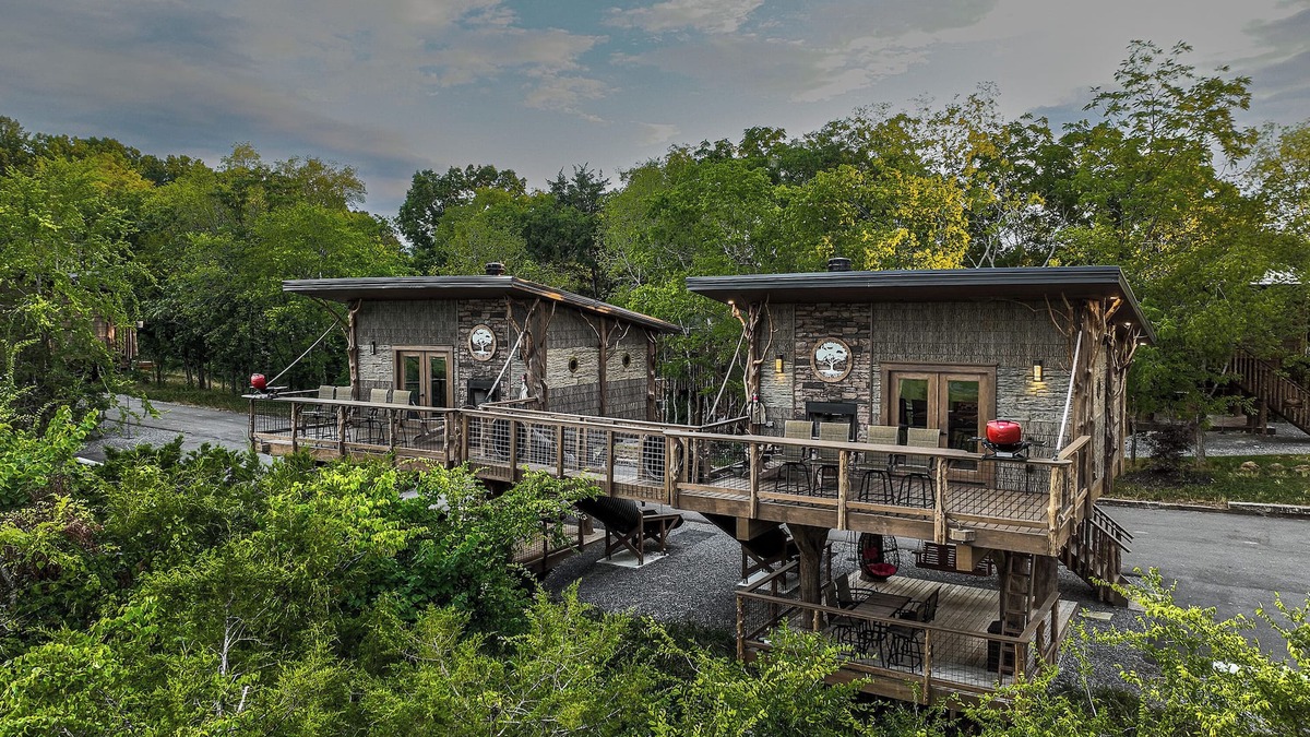 Sevierville Cabin | 🙉World's First Interactive Treehouse Resort! Tarzan & Jane! 🐘🦓
