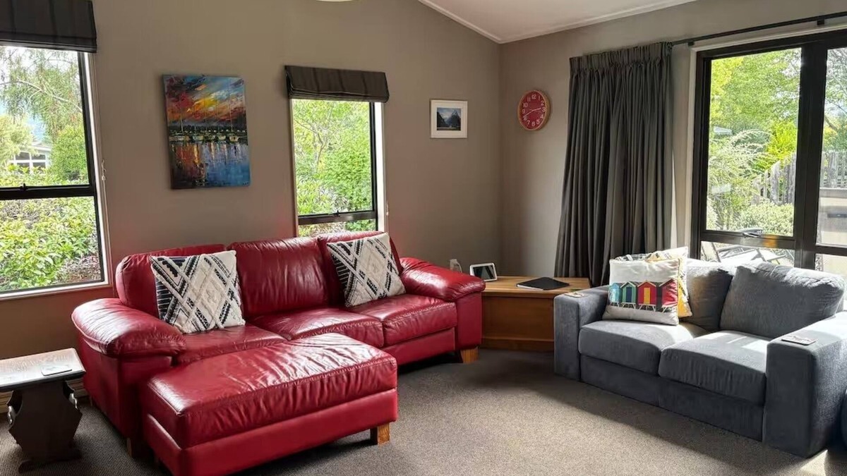 Te Anau House | *Worsley House*Great location 5 mins to Town Centre*Free Fibre Wifi*