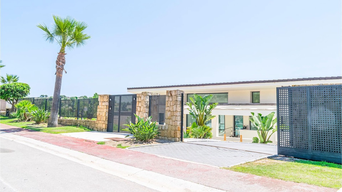 San Roque House | Would you like to spend the perfect family vacation? Play a round of golf on one of the 3 top course