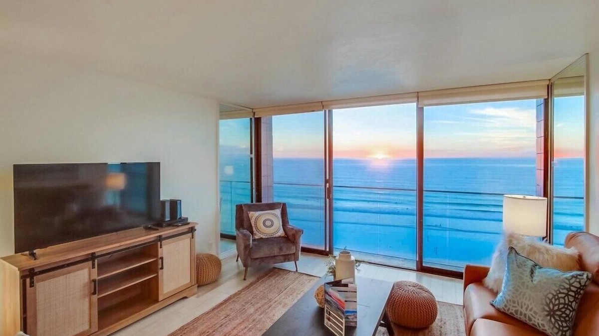 North Pacific Beach Condo | WOW 10th Fl Corner Unit * Ocean Views * Pool + Hot Tub