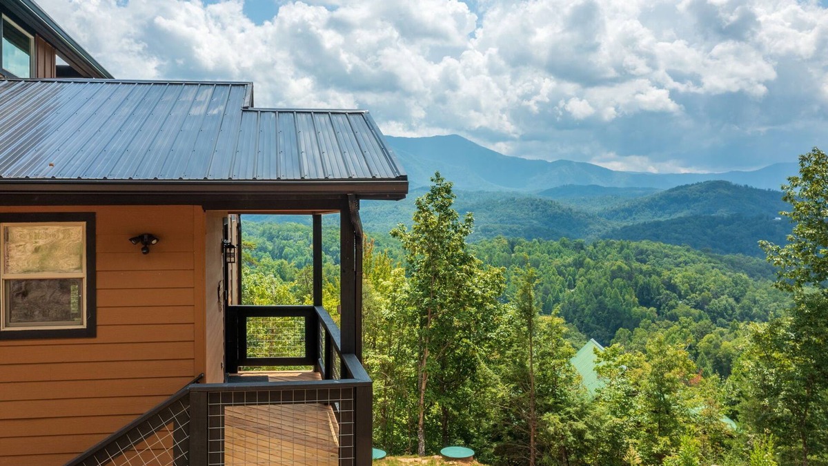 Black Bear Falls Cabin | WOW! An AMAZING View! LeConte Sunrise View.Rent it before it is gone.