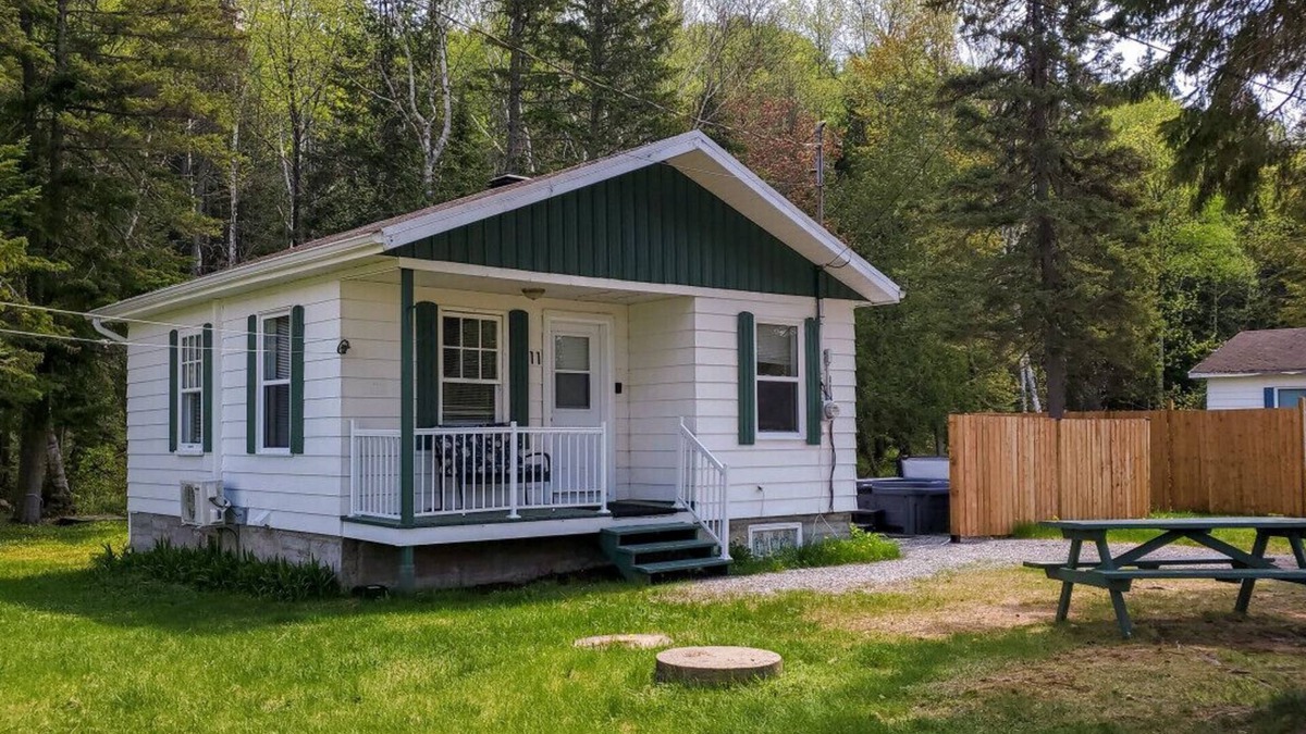 Saint-Tite-des-Caps Ski Chalet | WOW ! Chalet Boho - Charlevoix, spa, fire and bbq