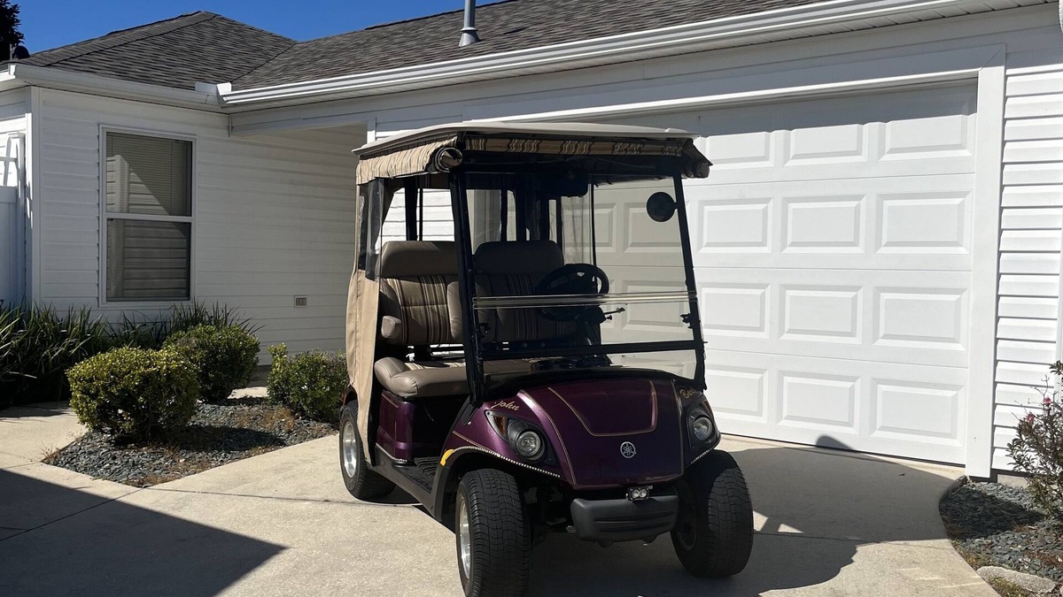 The Villages Villa | WOW CLOSED IN COURTYARD VILLA, GOLF CART, 2 BEDROOMS AND WALK TO 5 LOCAL POOLS.