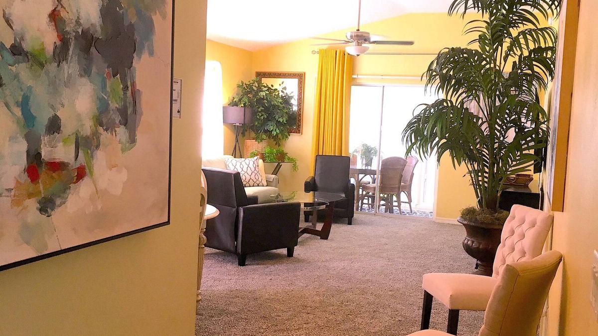 Virginia Trace Villa | WOW. ELEGANT Courtyard Villa, GOLF CART, Walk to Sumter Square & pool, sleep 6+