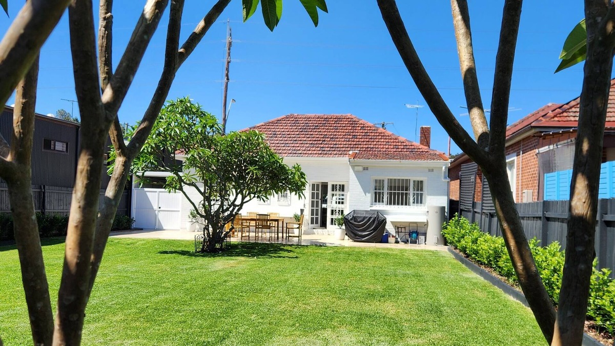 Freshwater House | WOW House, King Beds, Huge Yard, New Reno, Close to Beaches, Transport, Parks