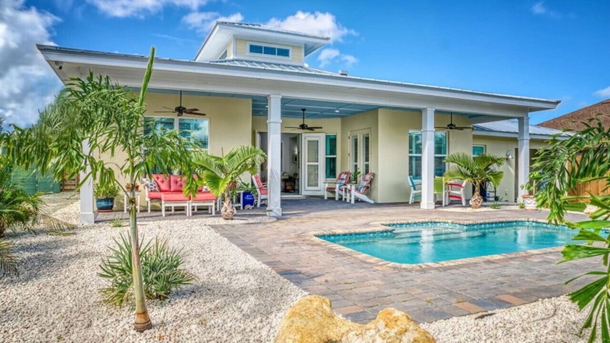 West Bradenton House | WOW-King Bed w/86° Pool, Turf Golf green, Beaches