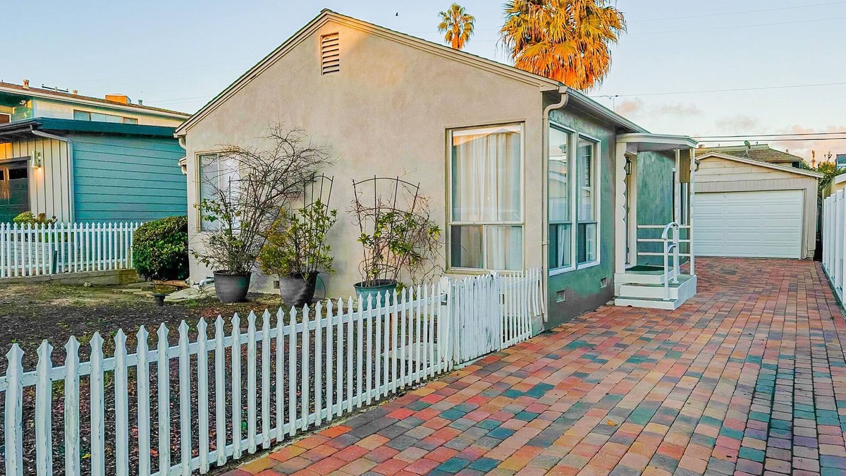Lantern District Cottage | Wow location, near beaches/Harbor, shopping, restaurants, close to Ohana grounds