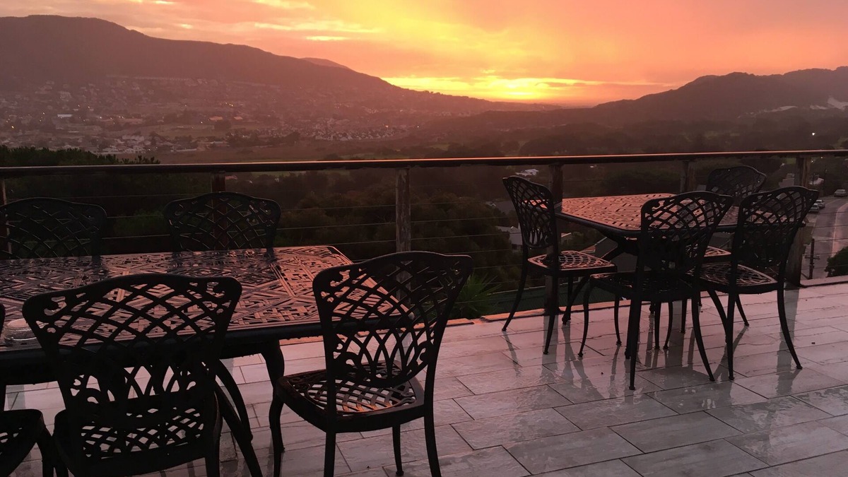 Clovelly Villa | Wow! Lovely large Luxury Villa - perfect for large group