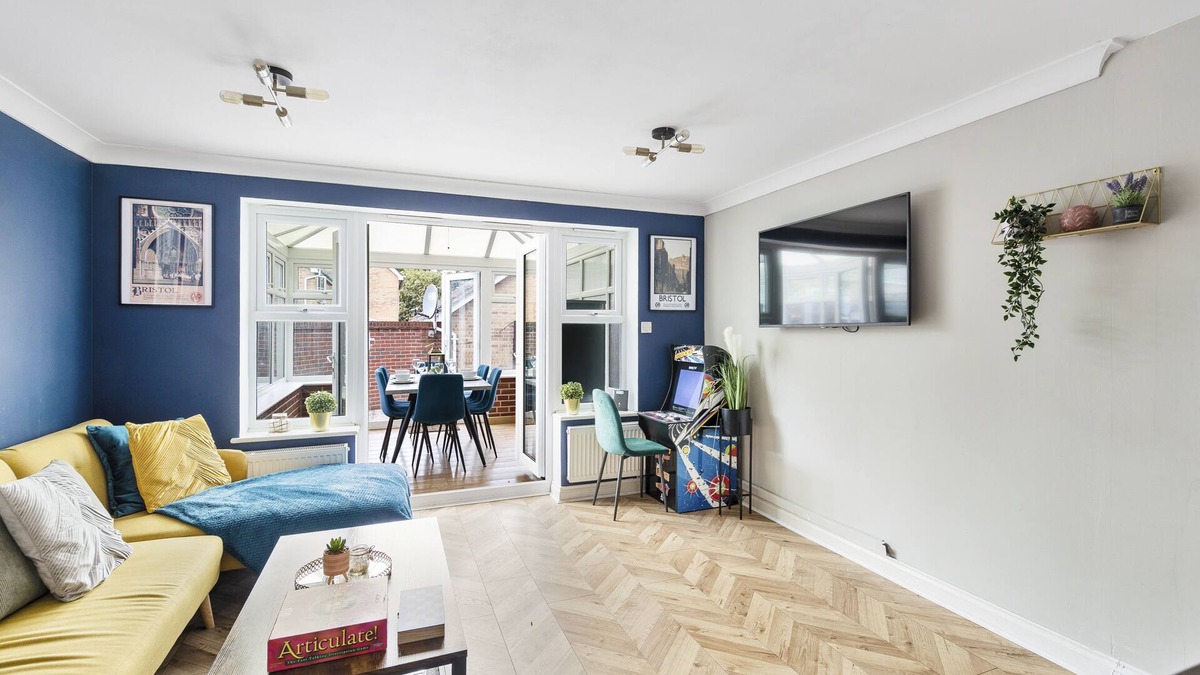 Hanham House | Wow Modern house 5 Bed, 4 Bath. 2 Parking Spaces!