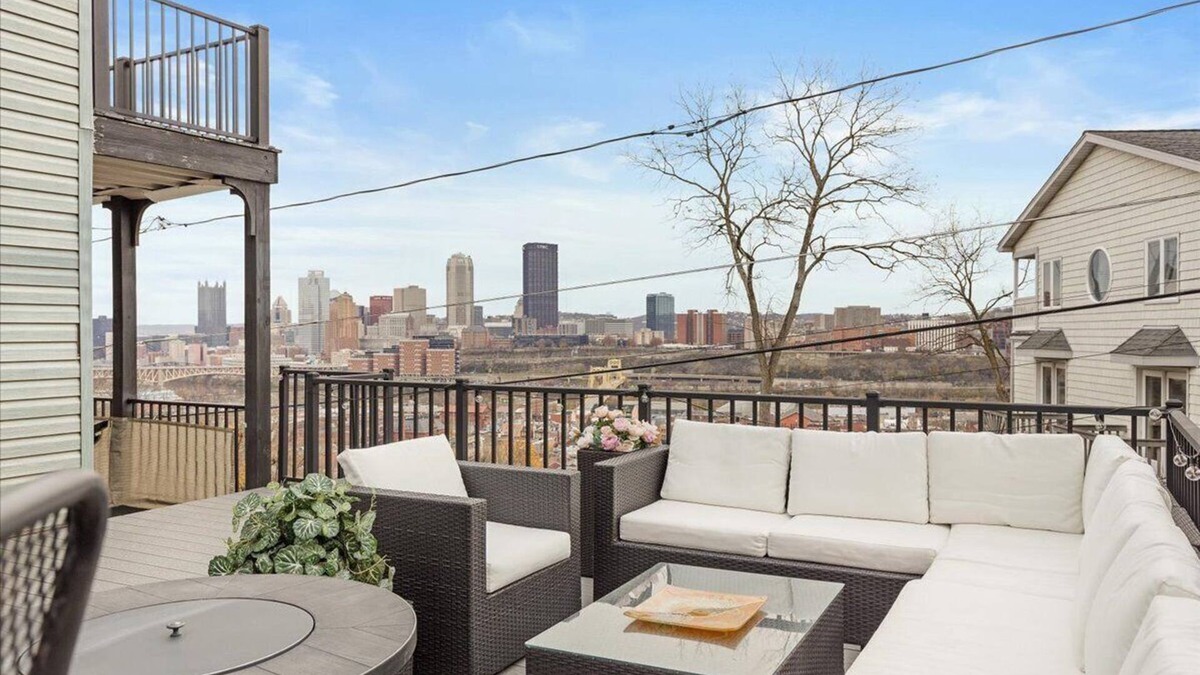 South Side Slopes Apartment | Wow! Skyline Sunset Escape On Hackstown