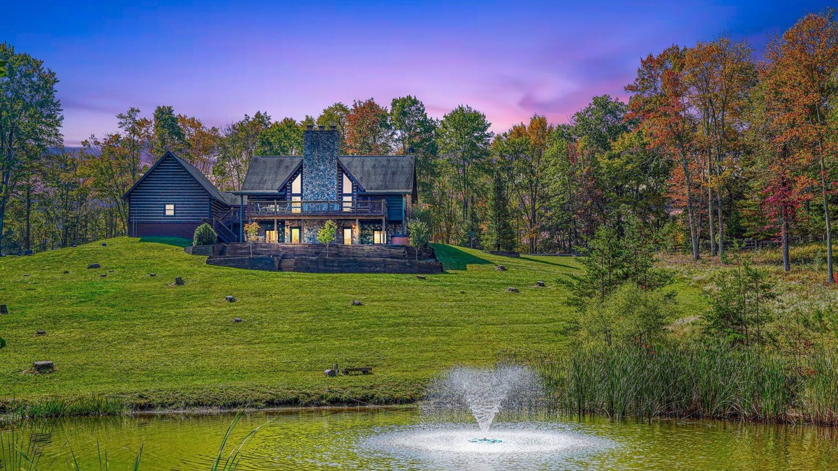 Logan Cabin | Wow! Timber Ranch Lodge, 43 acres, Sleeps 12, Family and Pet Friendly!