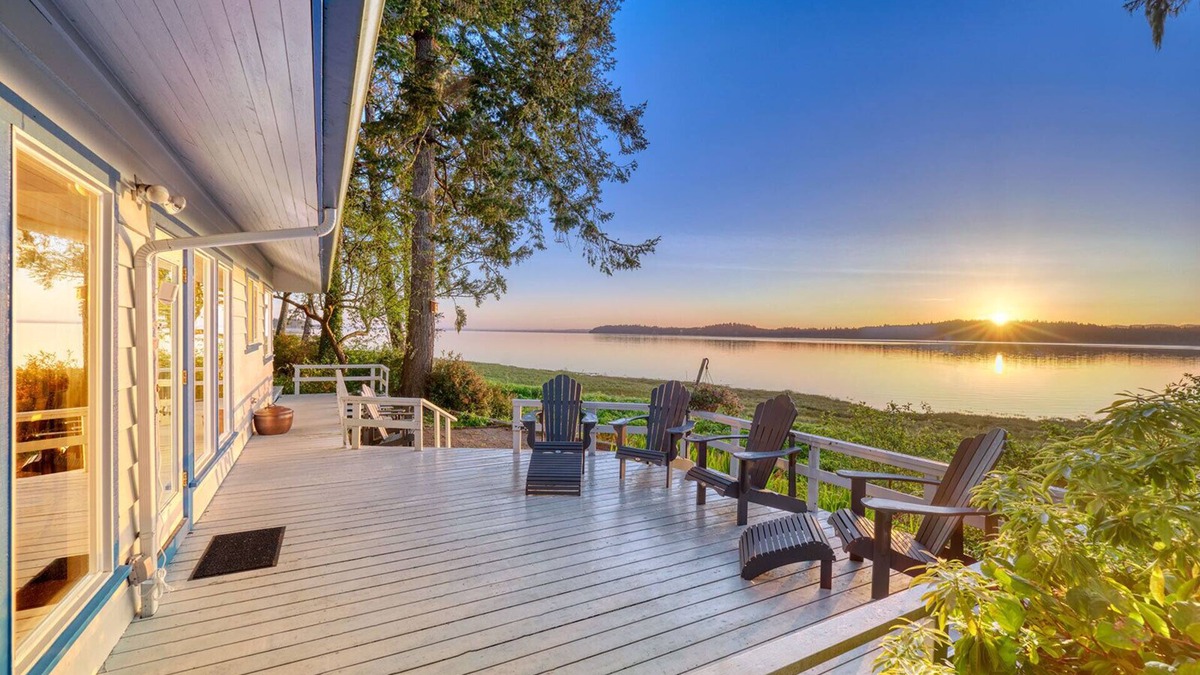 Long Beach House | WOW Views, Oversized Deck, Luxurious (KBay)