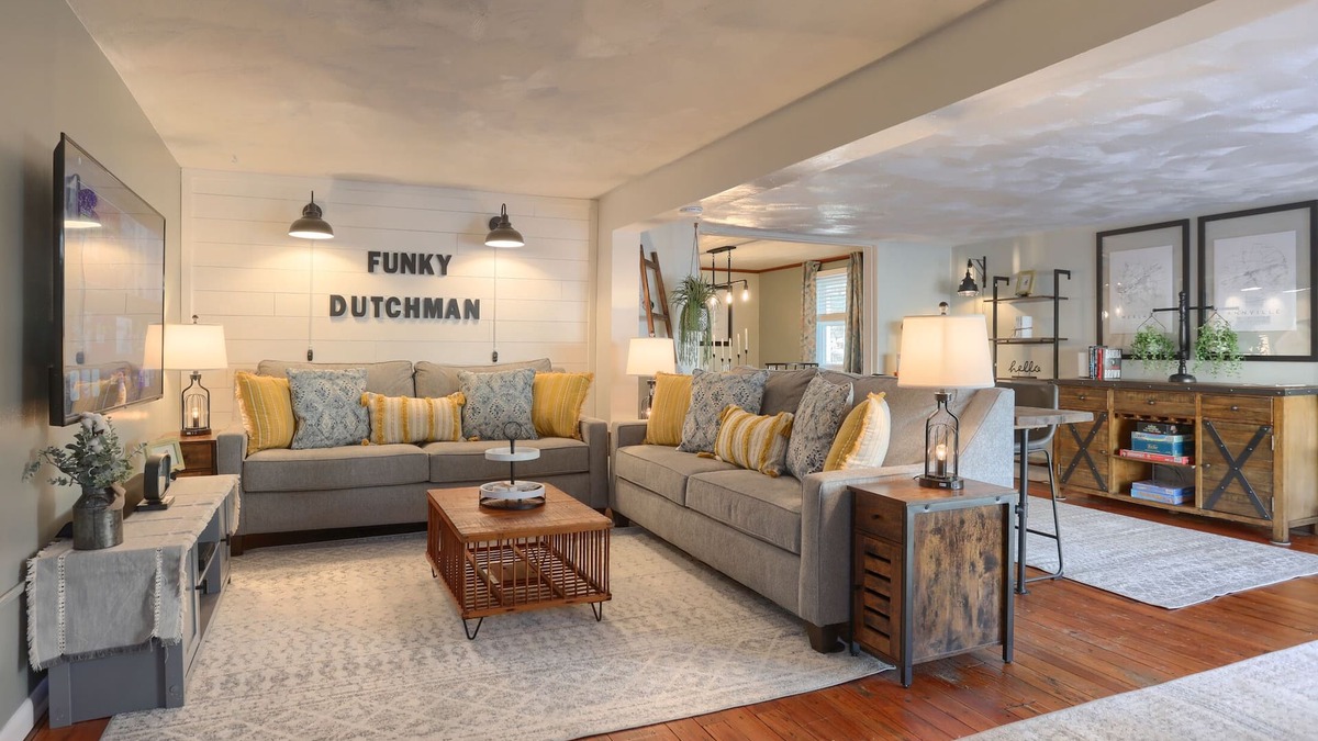 Annville House | Wowza! Hot Tub, Theater Room + Stock Tank Pool 15 Minutes To Hershey Attractions