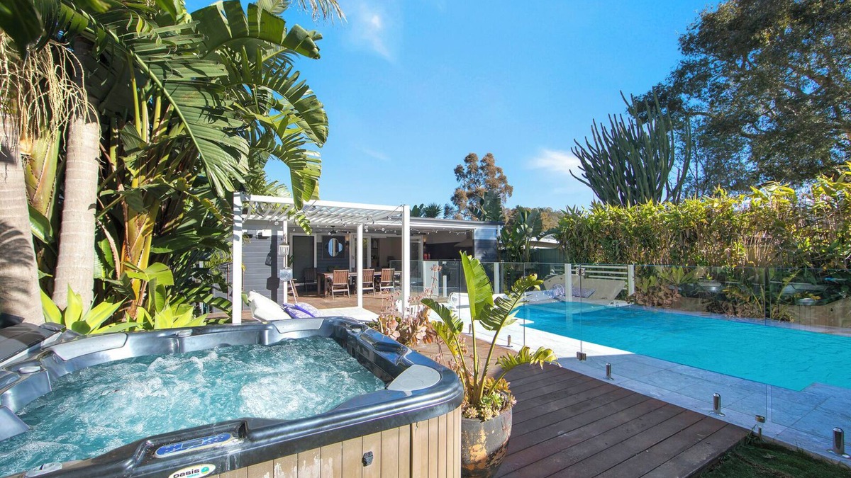 Woy Woy House | Woy Woy Staycation - Heated Pool & Spa & Wood Fire Pizza & Pool Table & Games